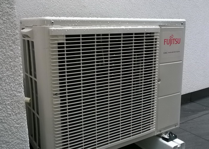 Jednostka zewnętrzna klimatyzatora Fujitsu montaż na tarasie